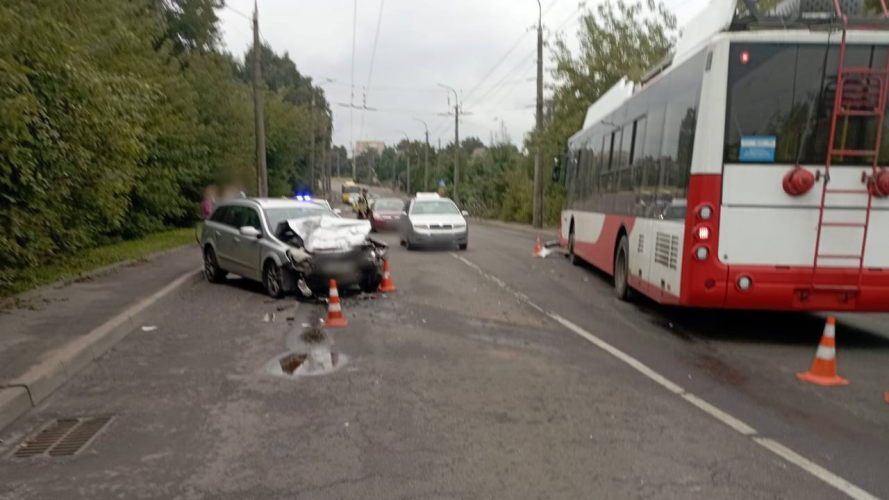 22-річна водійка «вилетіла» на зустрічну: подробиці ДТП у Луцьку за участю тролейбуса. Фото