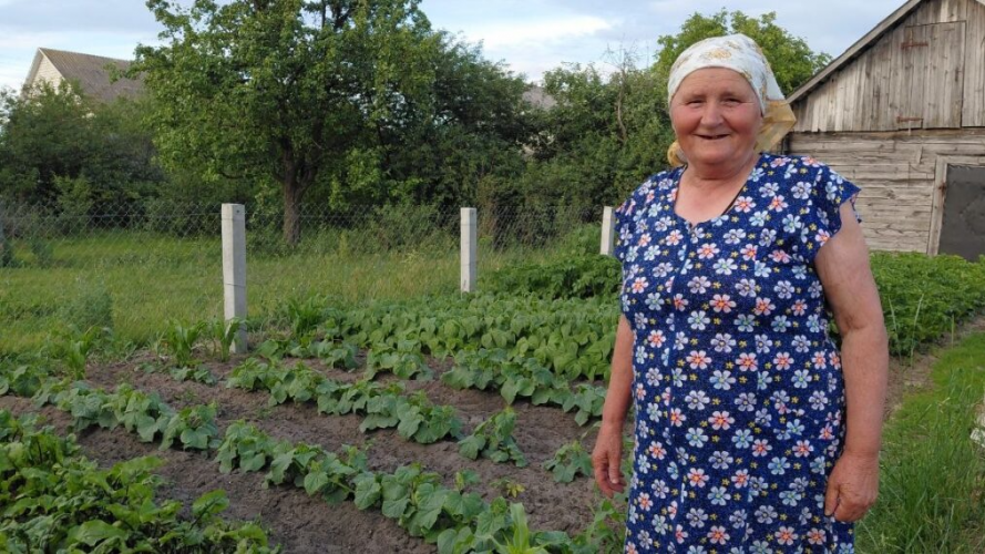 «Не можу сидіти без діла»: у 76 років волинянка сама косить траву, вирощує розсаду й ходить до лісу