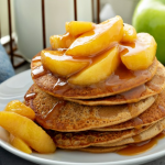 Пухкі яблучні панкейки за 10 хвилин: ідеальний осінній сніданок, який підкорює з першого шматочка