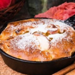 Шарлотка без духовки: пишний яблучний пиріг на сковороді