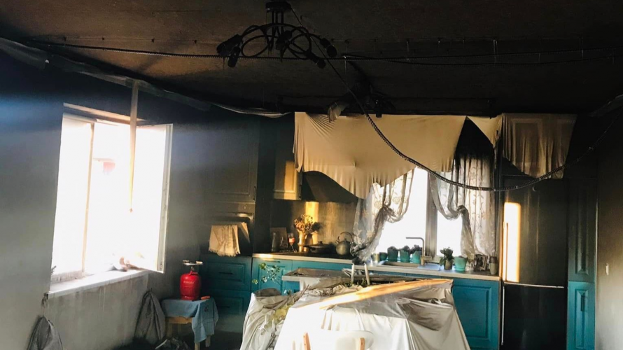 Заряджали ліхтарик біля гірлянди: у Луцькій громаді через пожежу постраждав будинок сім‘ї тренерів