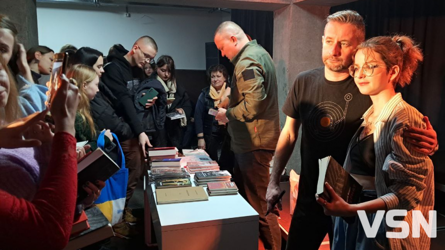 Черги з сотень людей: до Луцька приїхав відомий письменник та волонтер Сергій Жадан