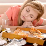 Чому після їжі накриває сонливість: причини та поради
