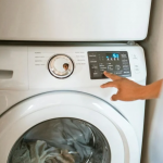 Смердить пральна машина? Ось як позбутися запаху без жодної хімії
