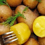 Картопля в мундирі чиститься за 10 секунд: простий кухонний трюк без ножа