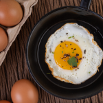 Чим полити сковороду: на чому краще смажити яйця