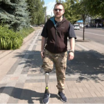 У Луцьку ветеран з ампутацією допомагає шити адаптивний одяг