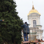 У центрі Луцька прикрашають ялинкове тріо: місто повертається до теплих відтінків ілюмінації