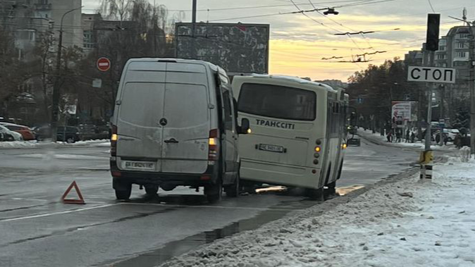 Новий автобус не проїздив і дня: у Луцьку сталася аварія