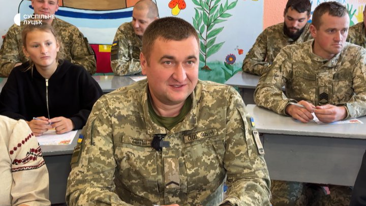 Після нічного чергування — за парту: як волинські прикордонники зі школярами писали Радіодиктант