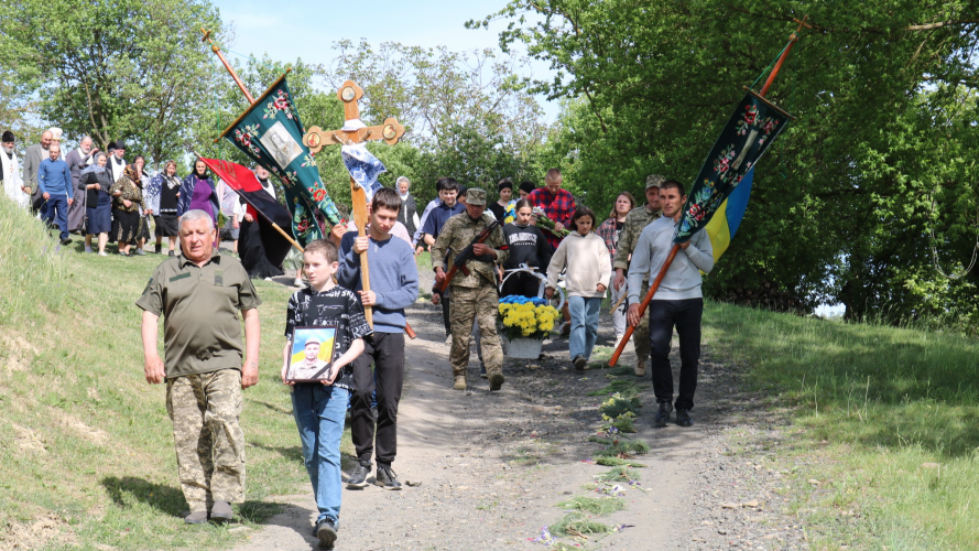 Понад 2 роки вважався зниклим безвісти: на Волині поховали воїна Віктора Миколайчука