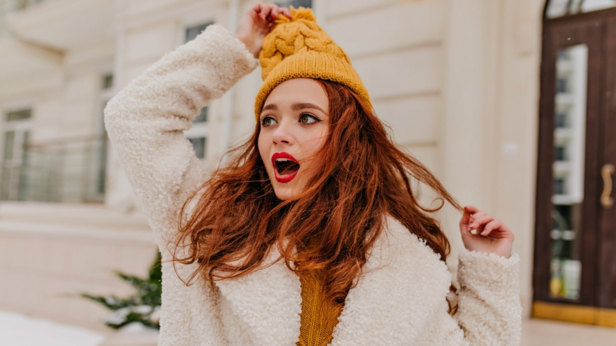 Електризується волосся під шапкою? Лайфхаки, які працюють за секунди