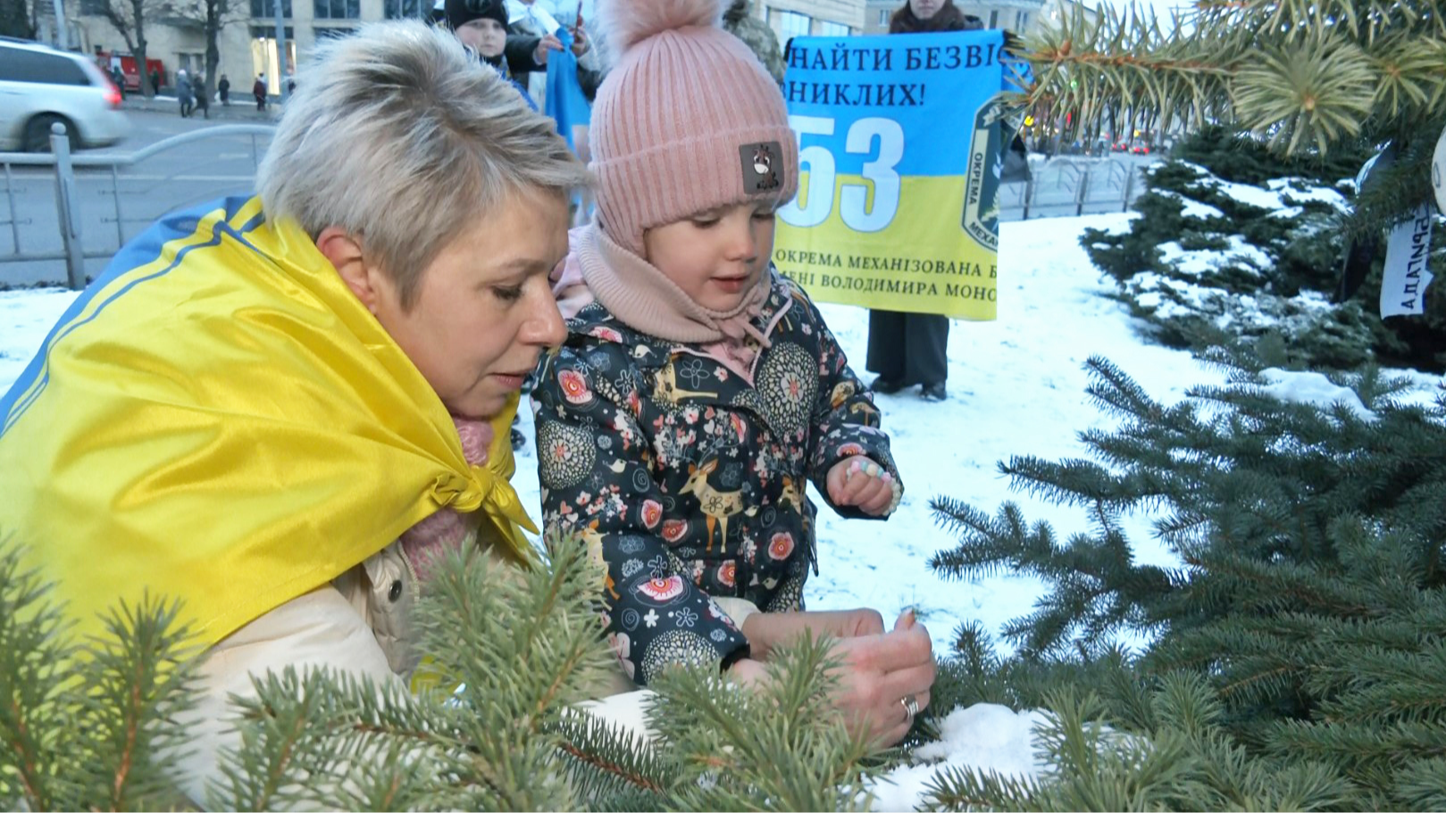 «Ялинка надії» у Луцьку: рідні військовополонених прикрасили дерево іменами Героїв