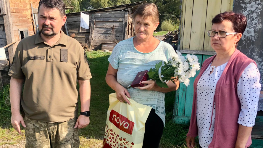 Без батька лишилося двоє маленьких діток: матері загиблого Героя з Волині Станіслава Рибчука вручили нагороду сина