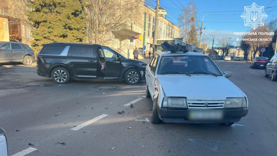 Водій не віддав перевагу в русі: у Луцьку зіткнулись два авто