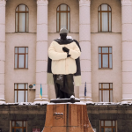 У Луцьку пам'ятники Лесі Українки та Тараса Шевченка «одягнули» у куртки. Відео