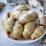 Рогалики за 5 хвилин без дріжджів і розпушувача: бюджетний рецепт