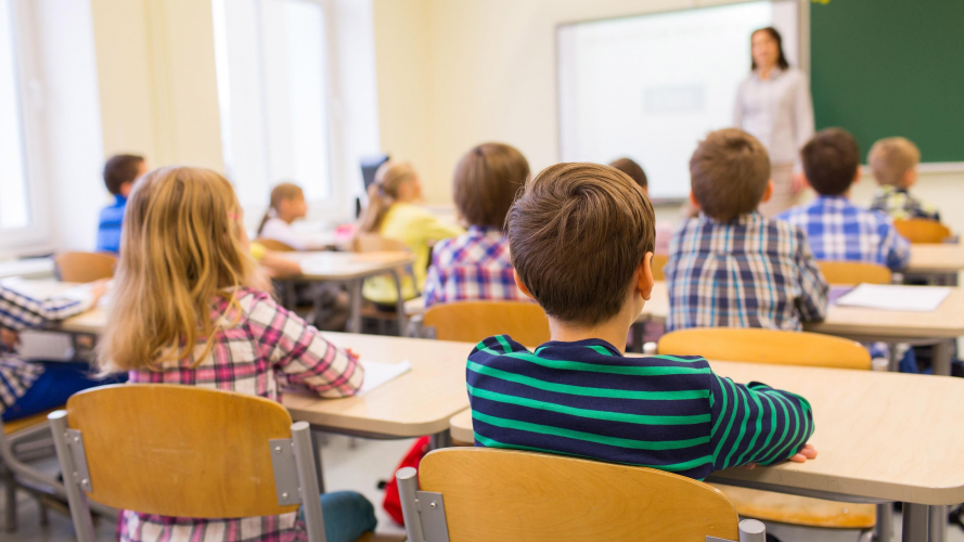 Школярі повертаються за парти: у Луцьку відновлюють очне навчання