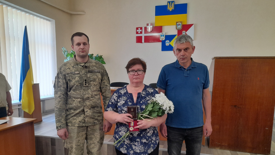 Останній дзвінок до родини був 10 липня, а через кілька днів він загинув: сестрі Героя з Волині вручили його посмертну нагороду