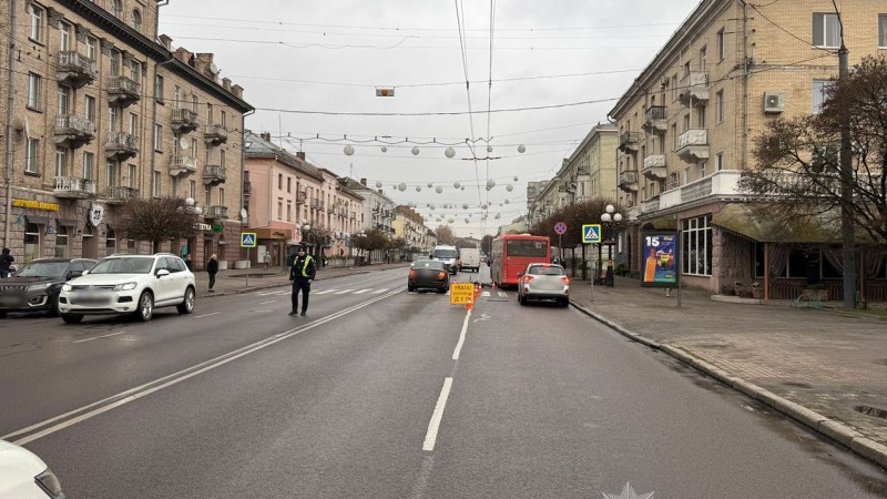 У центрі Луцька водій легковика збив двох пішоходів