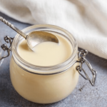 Домашнє згущене молоко з 4 інгредієнтів: виходить густим і смачнішим за магазинне