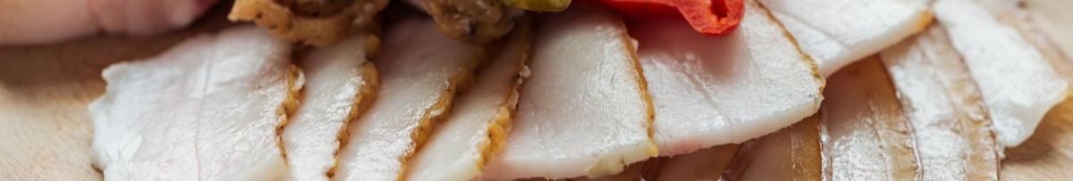 Улюблена закуска під забороною: кому не можна їсти свиняче сало