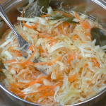 Маринована капуста за 2 години: простий рецепт із томатною заправкою та пікантною ноткою