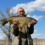 чоловік піймав здоровенного коропа у Рівненській області