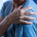 Біль у плечі може бути сигналом небезпечної хвороби - його не можна ігнорувати