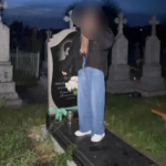 На Волині школярка влаштувала фотосесію на могилах: що відомо