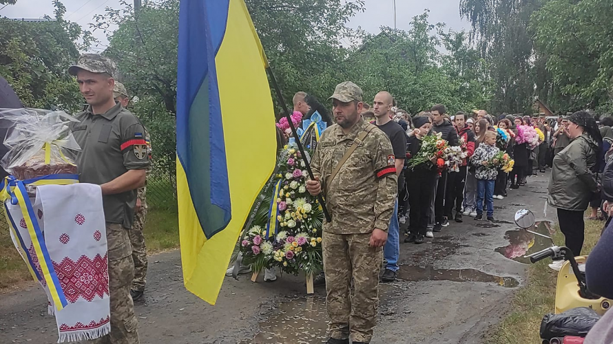 Без вагань віддав життя за Україну: у Луцькому районі навколішки і з квітами попрощалися із Героєм Миколою Ковальчуком