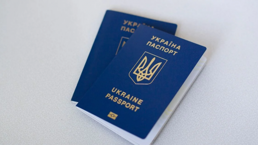 Більше не випустять: частина закордонних паспортів українців втратила чинність для виїзду