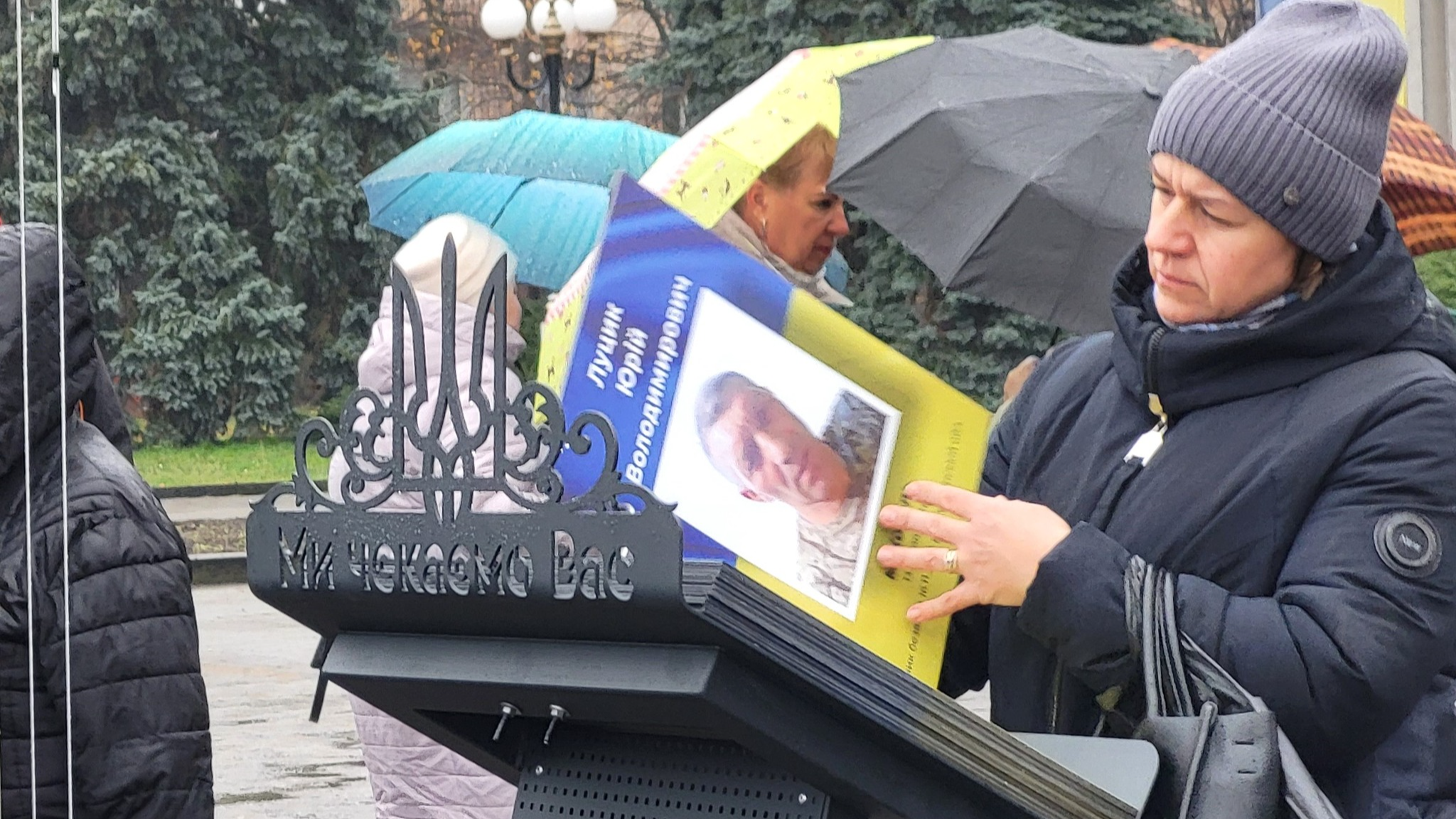 «Ми чекаємо Вас»: у Ковелі відкрили інсталяцію-книгу, присвячену полоненим і зниклим захисникам