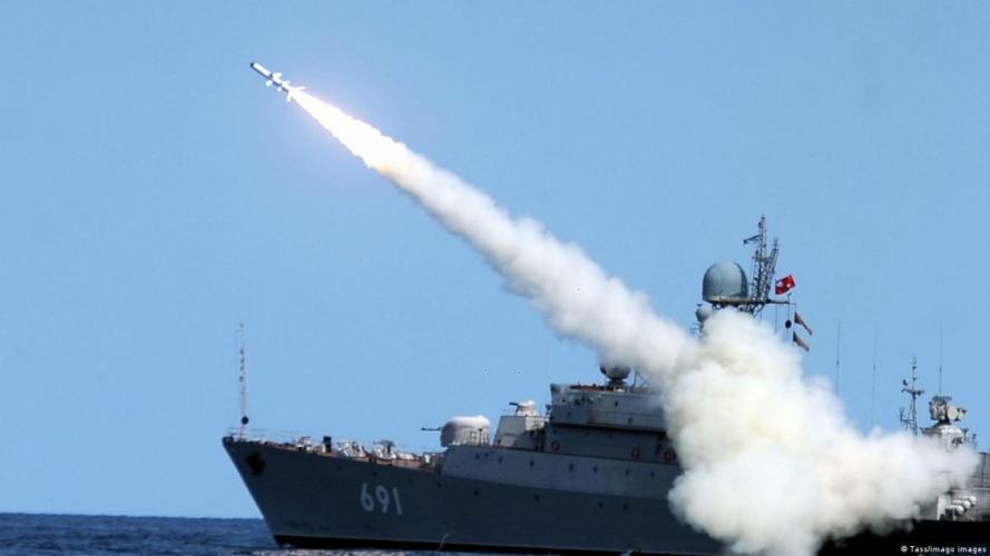 Росіяни знову вдвічі збільшили кількість ракетоносіїв в Чорному морі: у ЗСУ розповіли подробиці