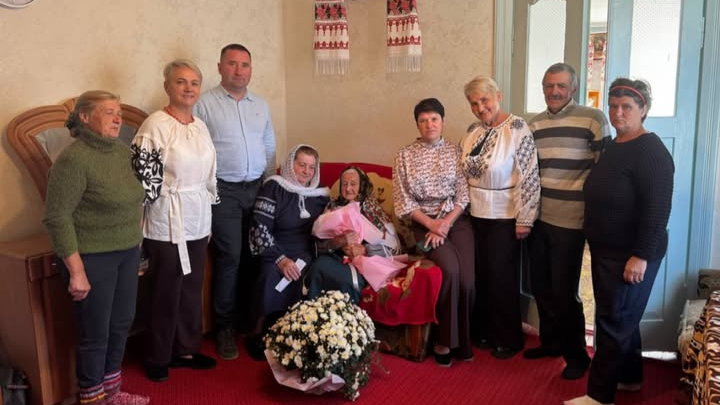Виховала чотирьох дітей, має семеро онуків і тринадцятеро правнуків: волинянку привітали з 95-річним ювілеєм