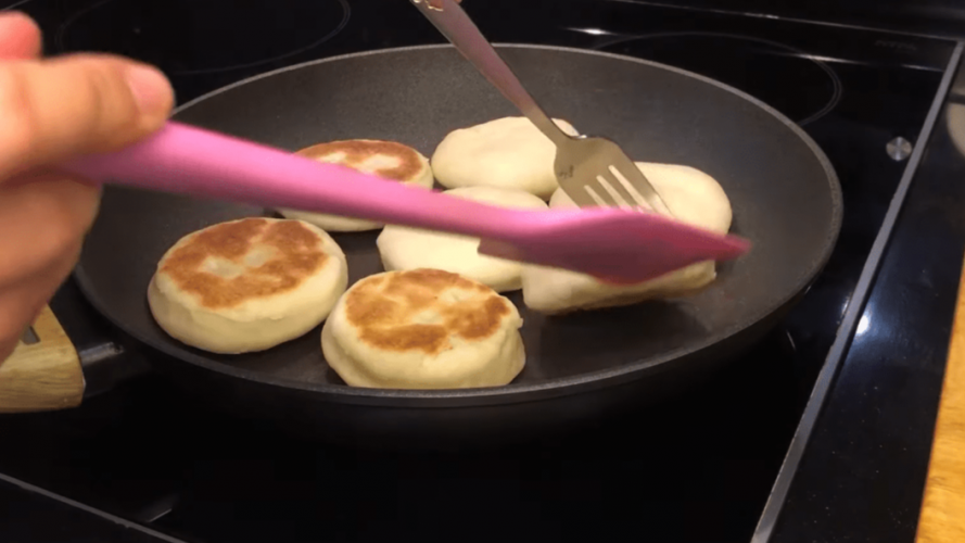 Рецепт домашнього хліба на сковороді