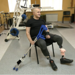 49-річний боєць із Луцька, якому ампутували обидві ноги, вчиться ходити заново