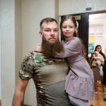 Приїхав із фронту лише на два дні: у Луцьку військовий повів доньку-першокласницю до школи