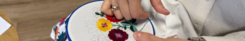 Волинянка відтворила вишитий костюм бабусі, в якому її поховали