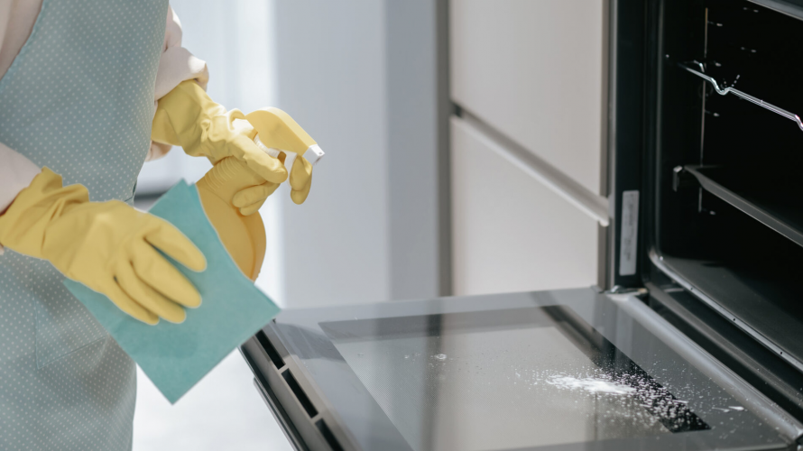 Брудна духовка стане як нова за 5 хвилин: допоможе «копійчаний» засіб із кухні
