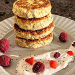 Що додати в сирники, аби вони добре тримали форму