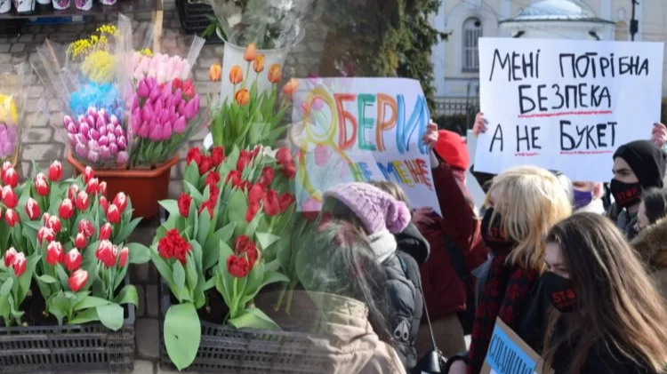 Не святкуємо, але жінок вітаємо: що жителі Луцька кажуть про 8 березня