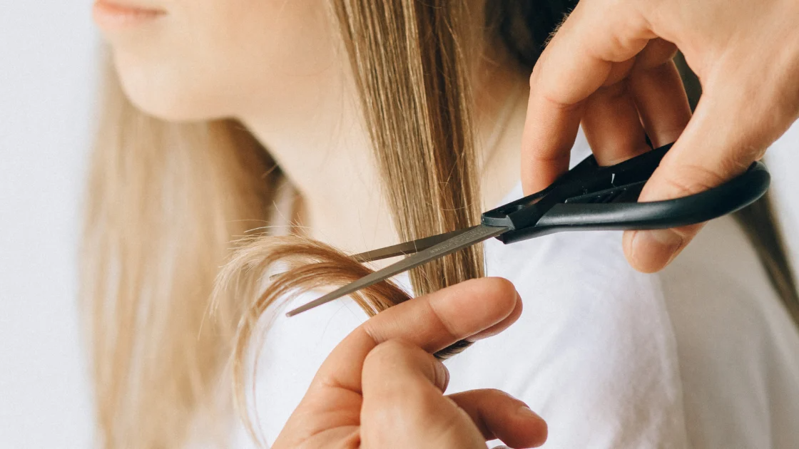 Коли йти до перукаря у грудні 2025 року: найкращі дні за місячним календарем