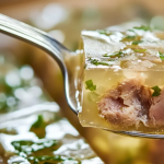 Не «гумовий» і без желатину – як зварити ідеальний холодець із прозорим бульйоном