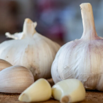 Як у квітні–травні підживити озимий часник, щоб отримати вдвічі більші головки