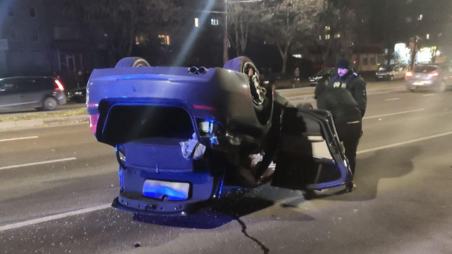Уламок пошкодив припарковане авто: у поліції прокоментували аварію у Луцьку, у якій БМВ перекинулось на дах