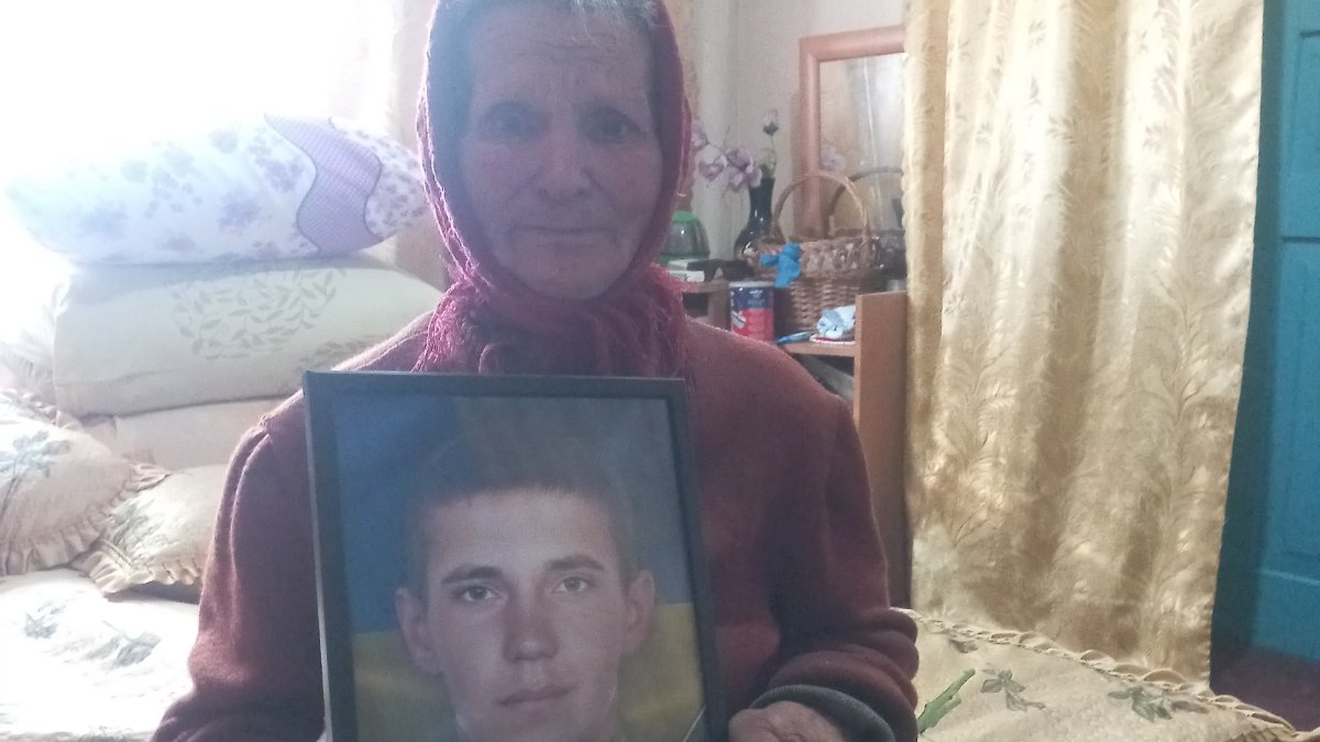 Йому назавжди 28: мамі загиблого снайпера з Волині передали його відзнаку
