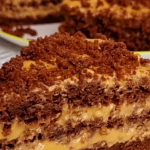 Торт на сковороді за 20 хвилин: ніжний десерт без духовки