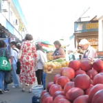 На ринках у Луцьку – величезні черги за продуктами: що купують