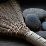 Волинянка кинула чоловіку віник в очі, а той подав на дружину до суду